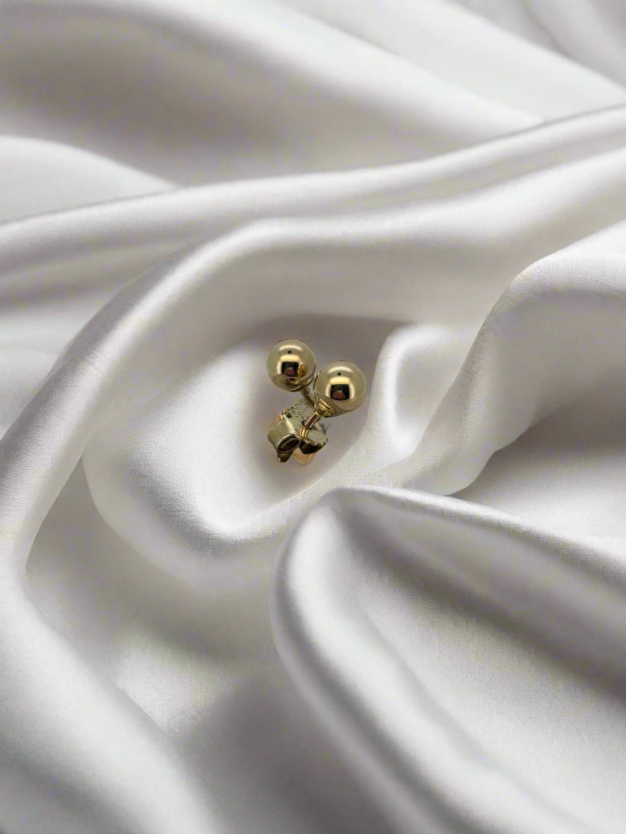 Pendientes de bolita de oro vintage de 14K, con un acabado brillante y diseño sencillo.