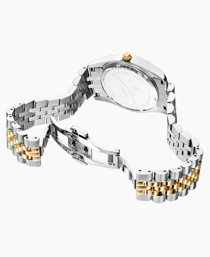 De Jacques Du Manoir Inspiration 31mm dameshorloge, afgebeeld vanaf de achterkant, heeft een tweekleurige zilver- en goudkleurige schakelarmband met een opengeklapte weergave die de horlogekast en het slotmechanisme laat zien. Dit elegante horloge heeft een quartz uurwerk.