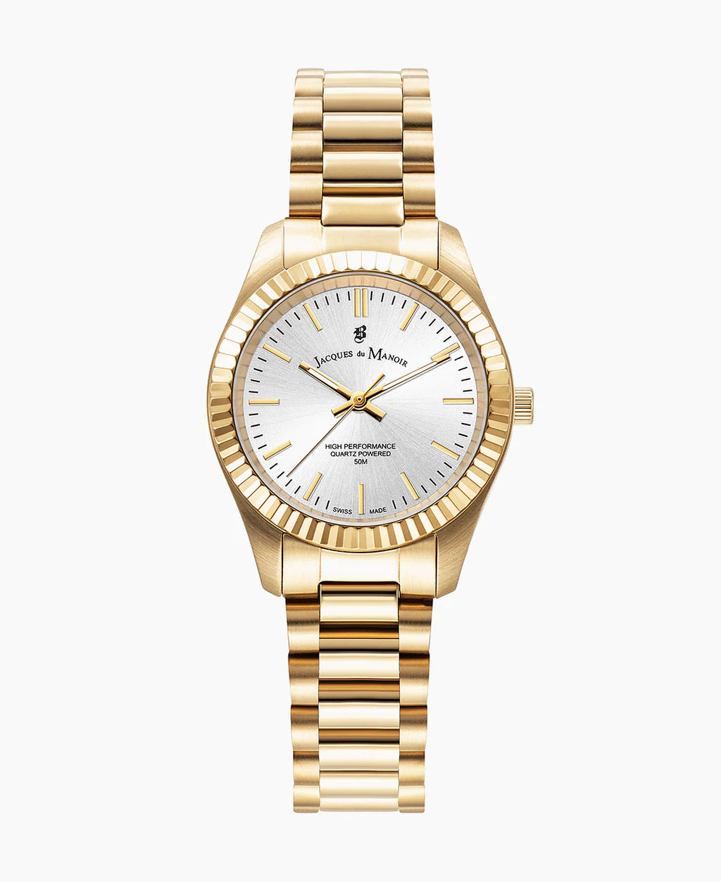 Reloj dorado con esfera plateada, bisel estriado y correa de eslabones.