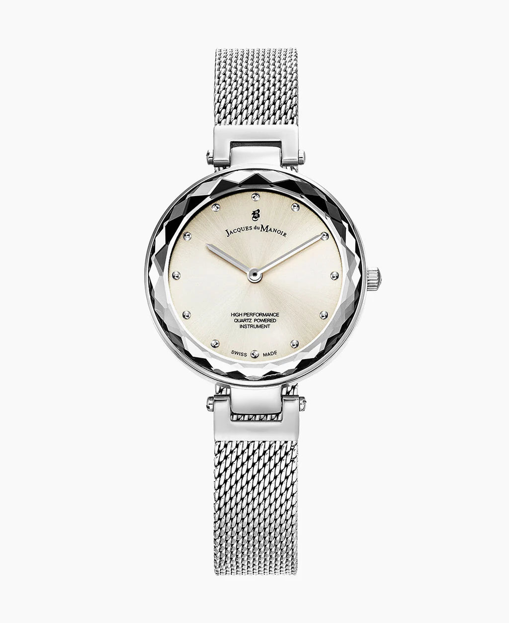 Reloj plateado con esfera clara, detalles brillantes y correa de malla.