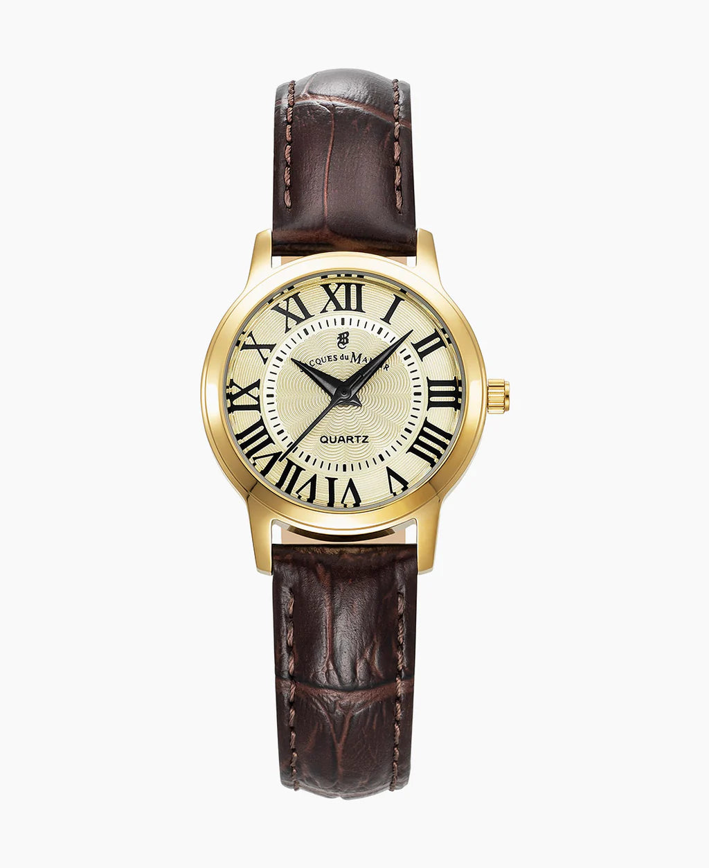 Reloj de mujer con esfera dorada, números romanos en negro y correa de cuero marrón.