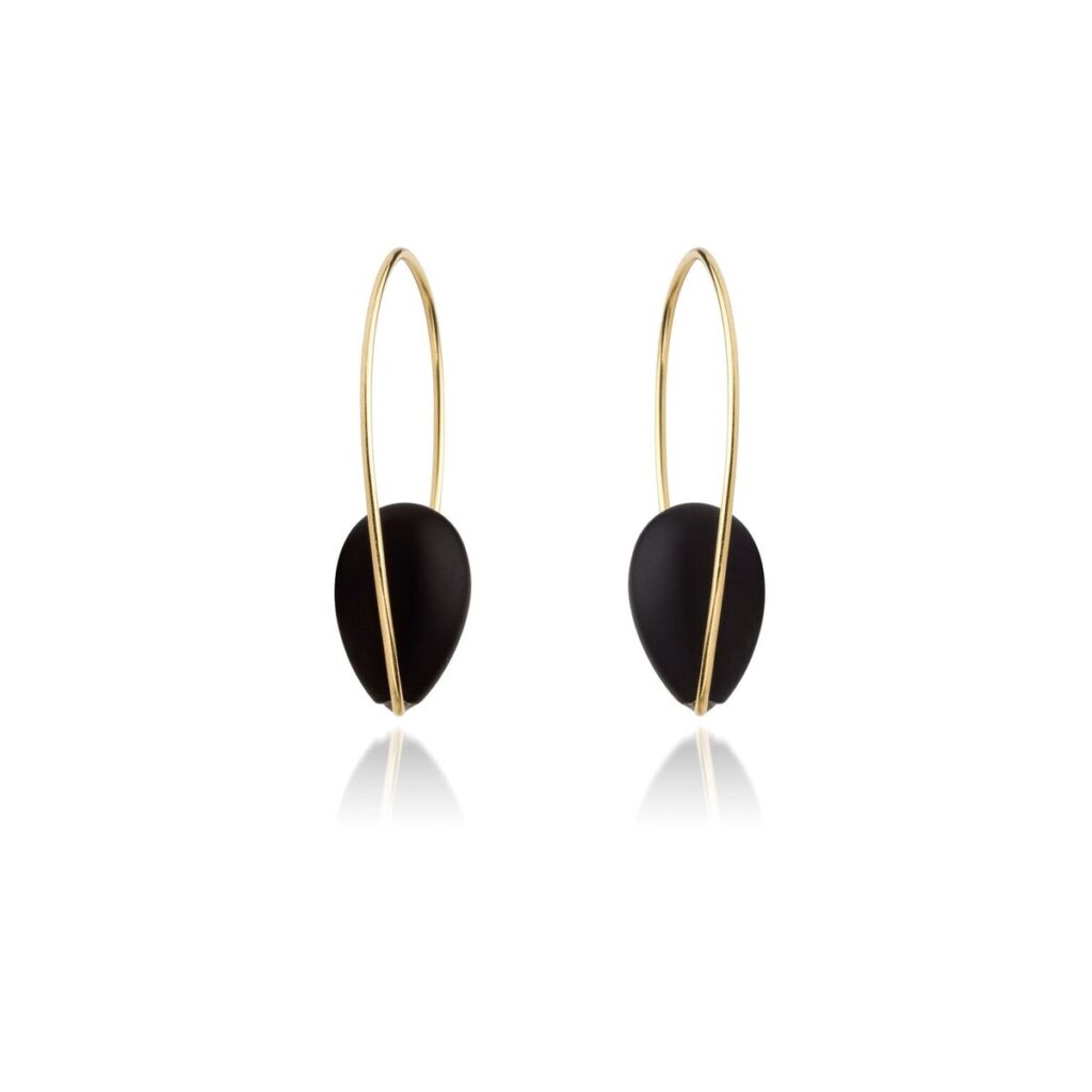 Pendientes de aro de oro amarillo con onice en forma de gota.