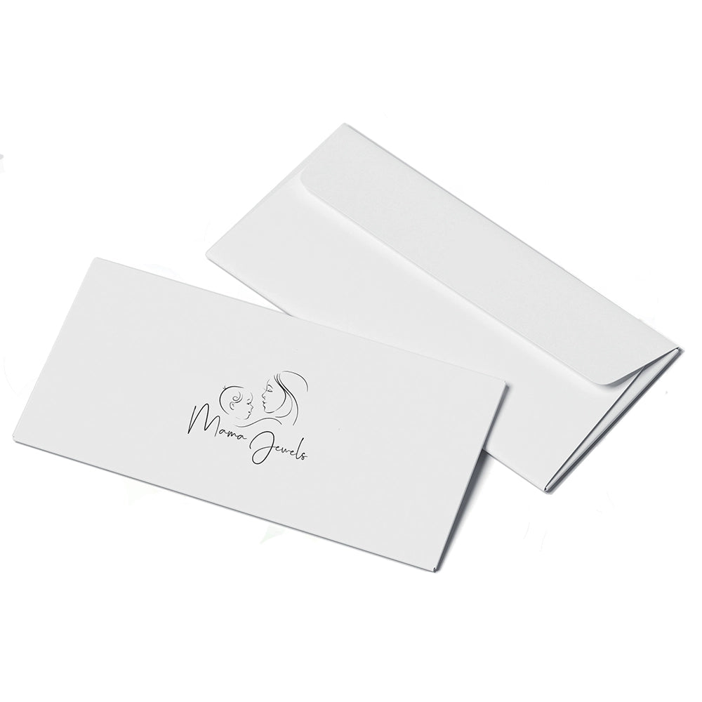 Kit de envío blanco con un sobre y una tarjeta, impresos con un logotipo en negro.