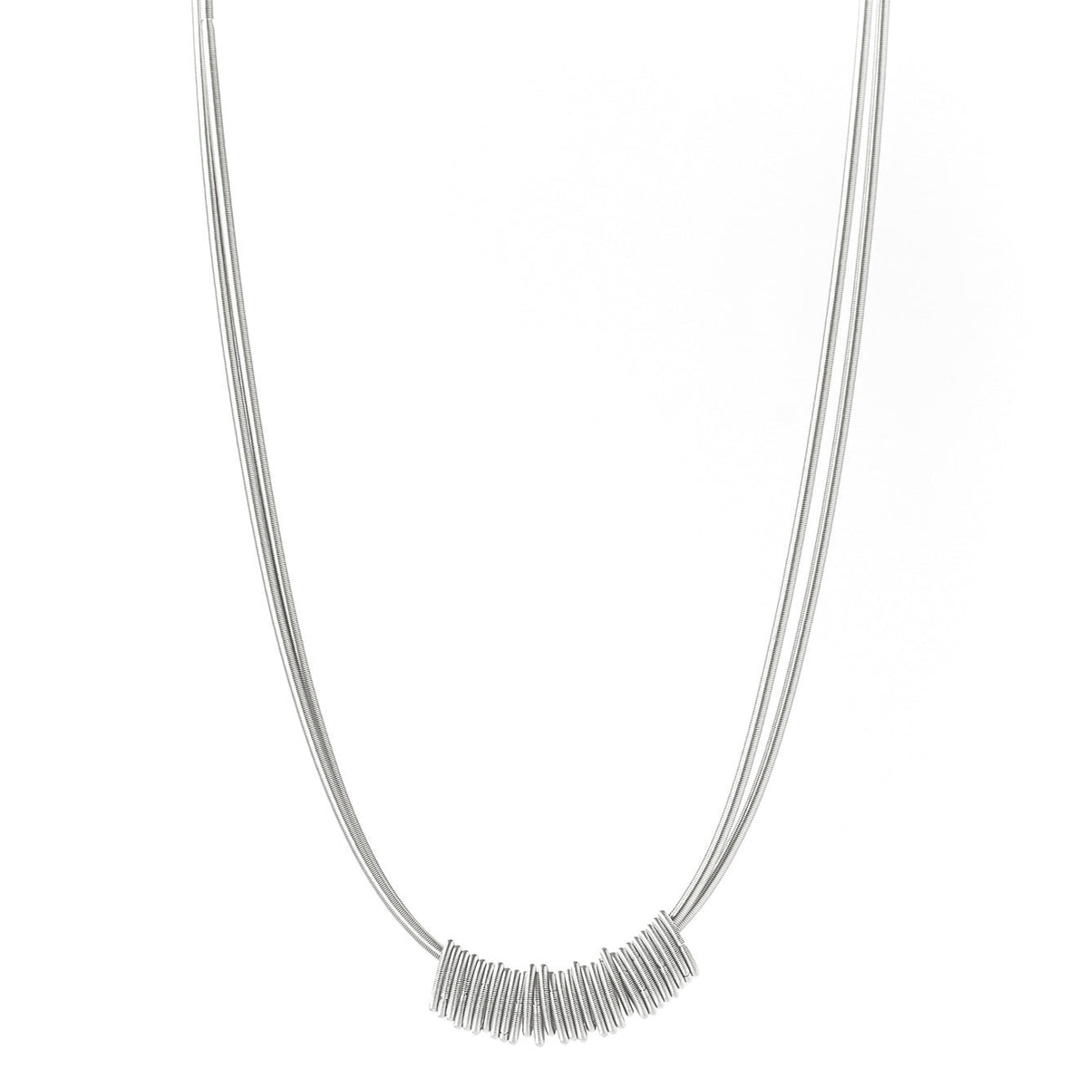 Collar de acero con diseño moderno y detalles en forma de espiral en el centro.