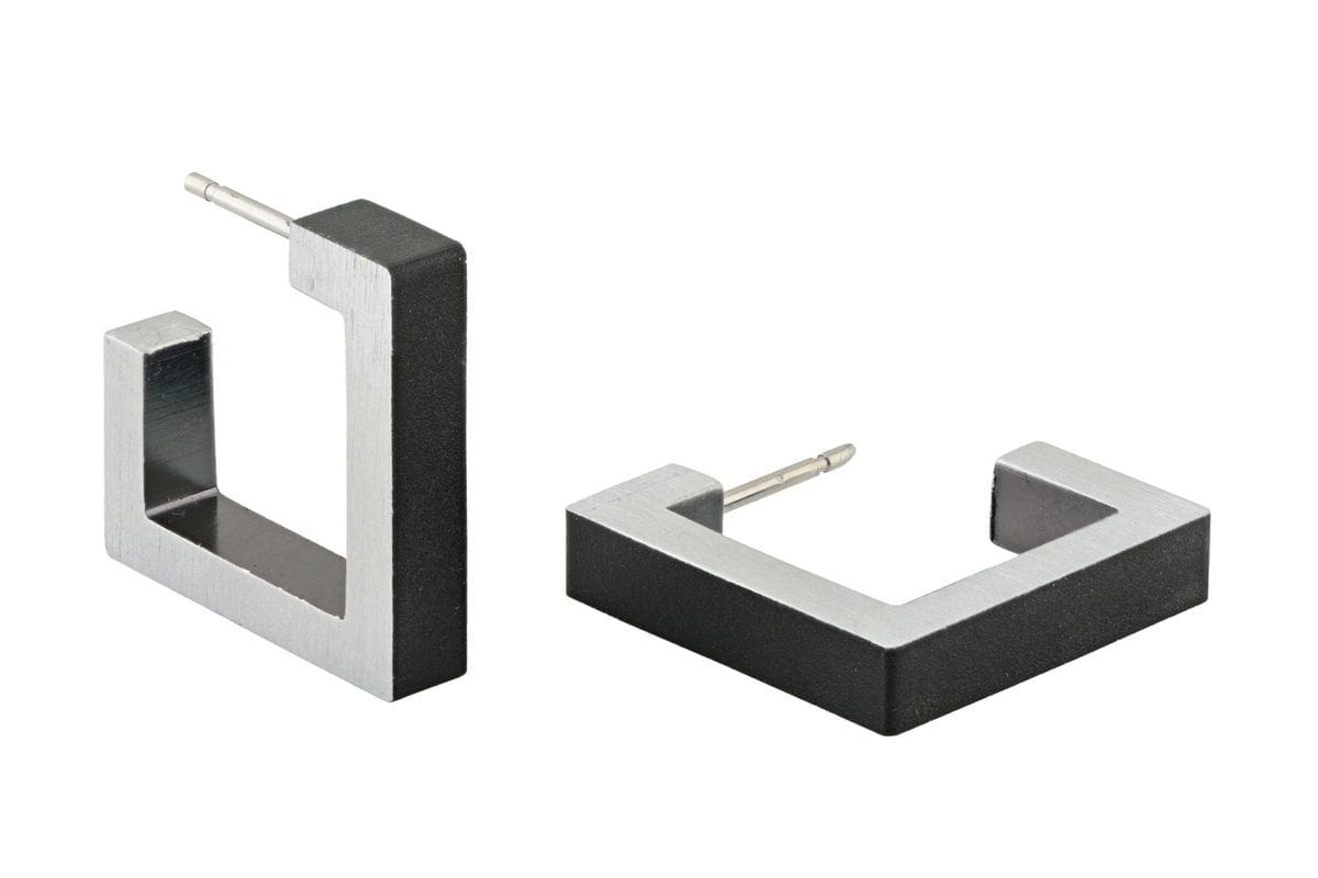 Pendientes de aro cuadrados en negro y plata.