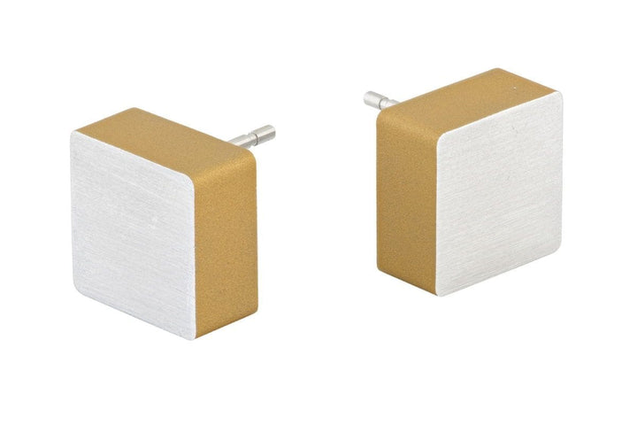 De CLIC Creations Oorsteker Vierkant Goud|Geel O15G oorbellen hebben een uniek vierkant ontwerp met een matte afwerking, met elegante tweekleurige gouden en zilveren zijkanten gemaakt van hypoallergeen aluminium, met zichtbare staafjes om te piercen aan de bovenkant.
