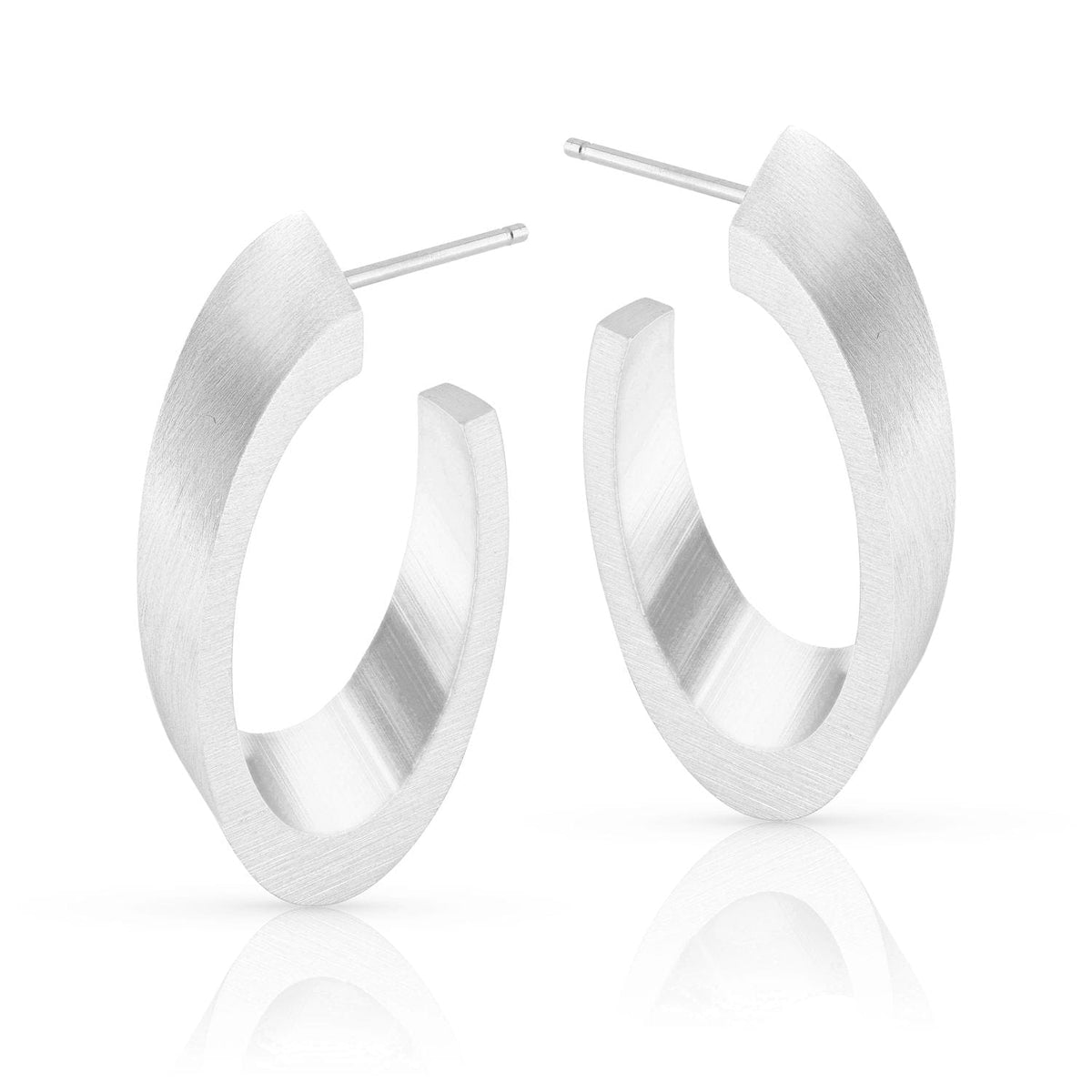 Pendientes de aro ovalados en acabado mate plateado.