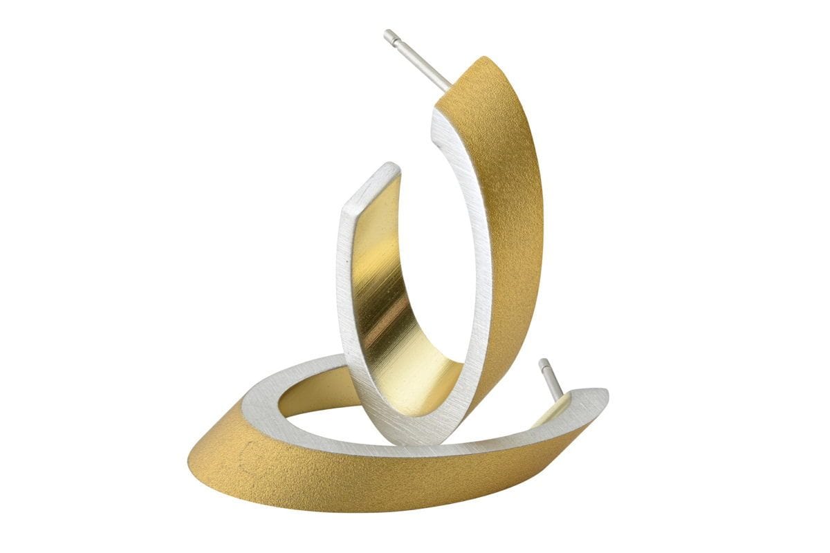 Aros ovalados en color dorado con acabado mate y brillante, de diseño moderno.