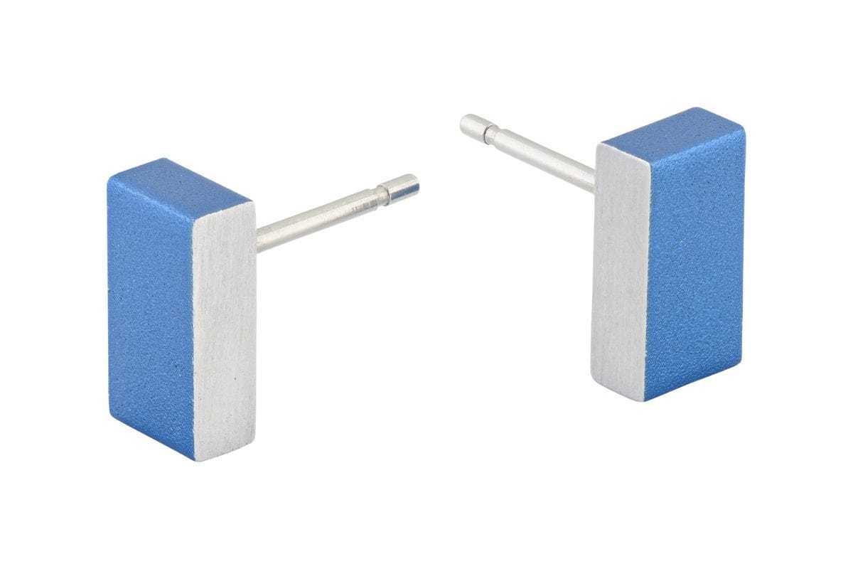 Pendientes rectangulares azules con acabado mate y base plateada.