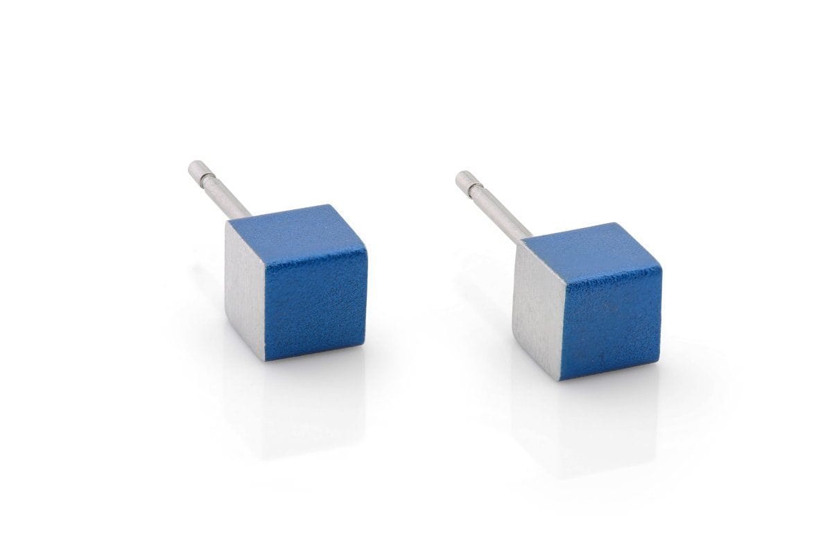 Pendientes de cubo azules con base plateada.