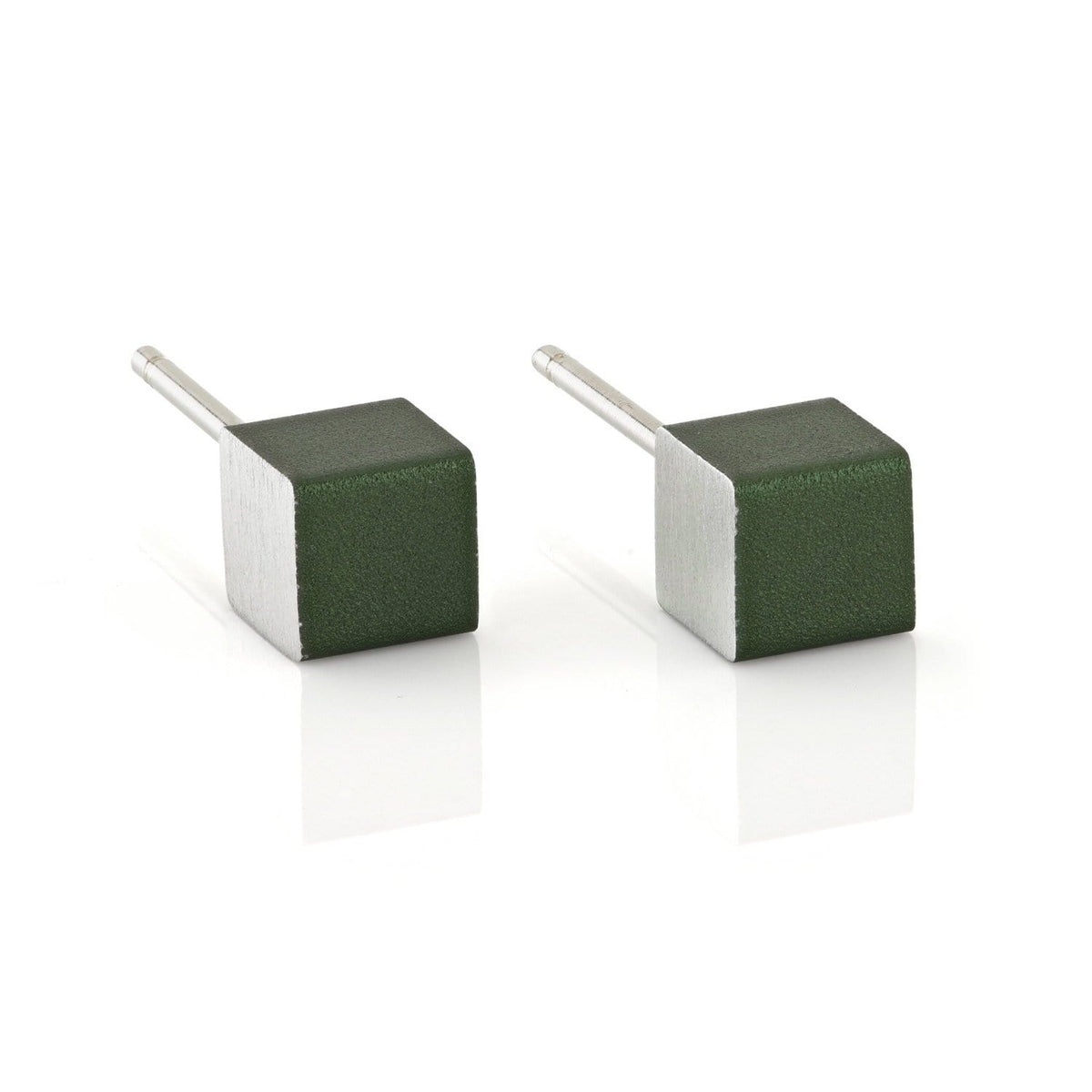 Pendientes cuadrados verdes con base plateada.