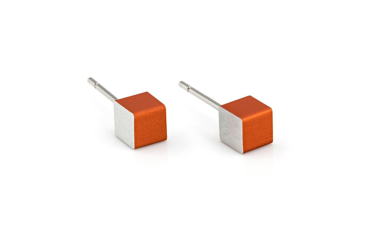 Pendientes de cubos naranjas con base plateada.