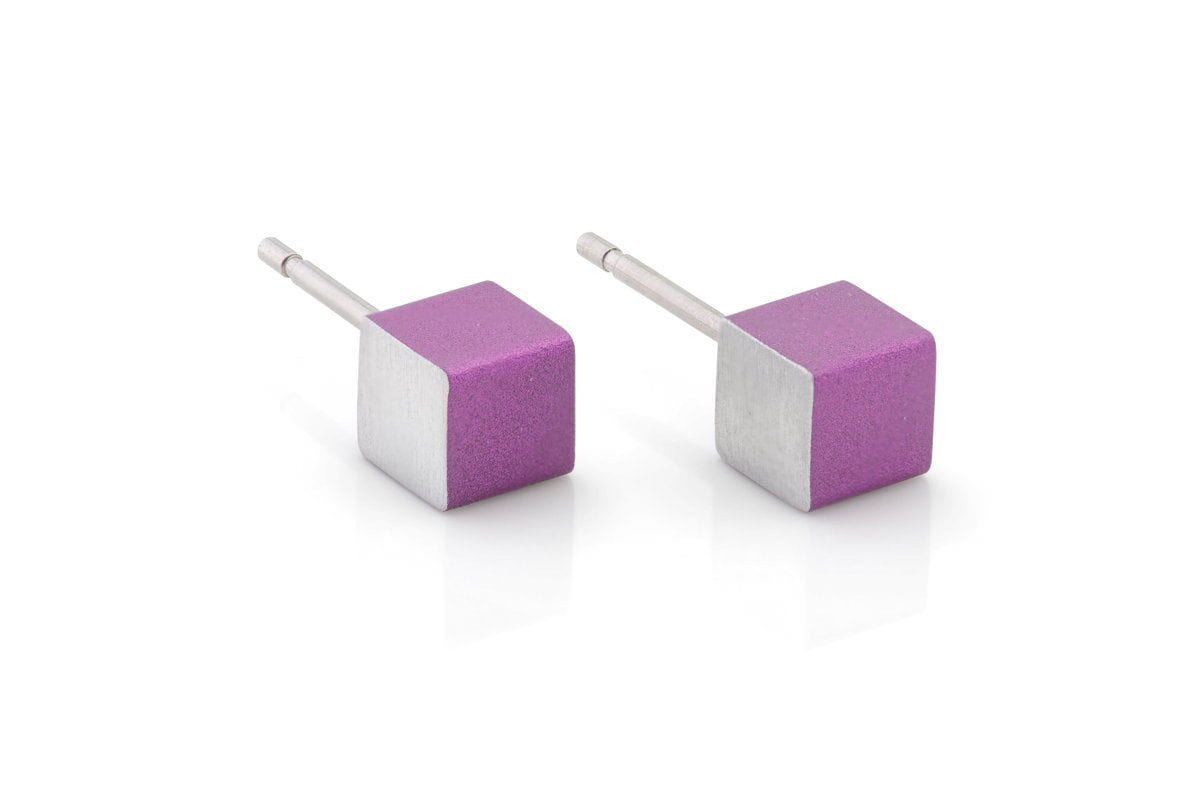 Pendientes de cubo morados con base plateada.