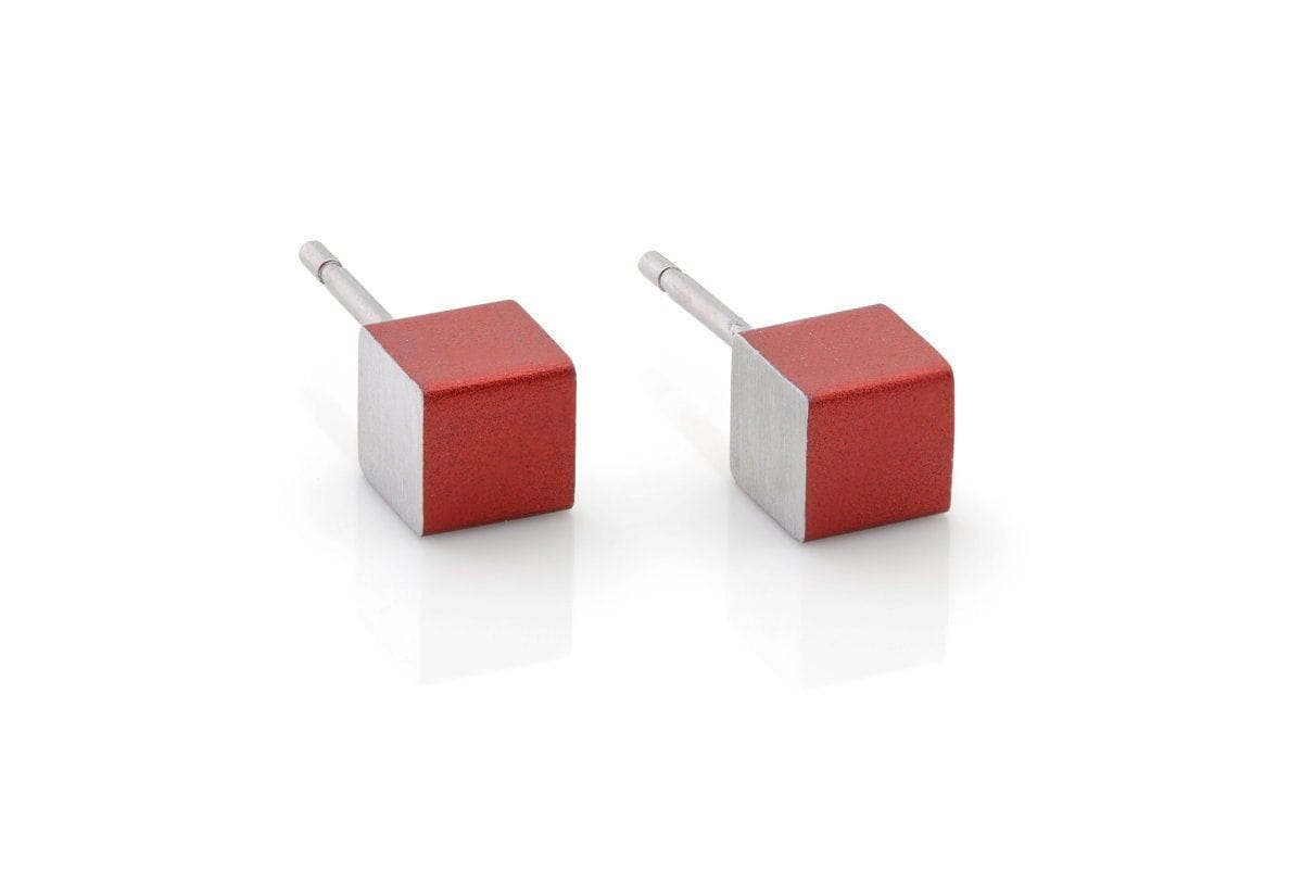 Pendientes de cubo rojos con base plateada.