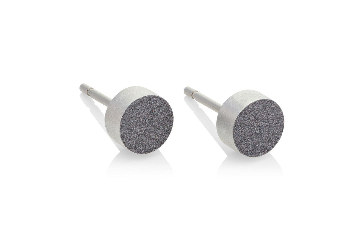 Pendientes de primera puesta redondos grises con base plateada.