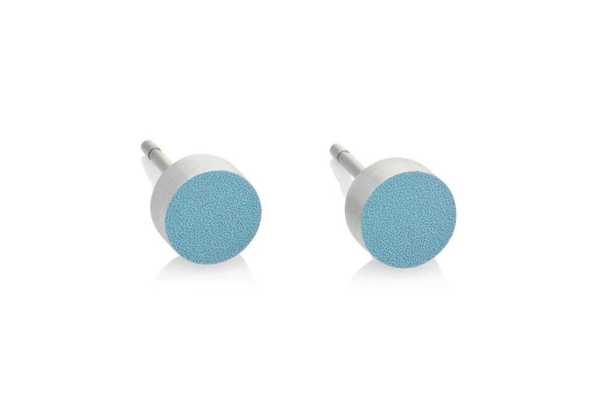 Pendientes de primera puesta redondos en color azul con base plateada.