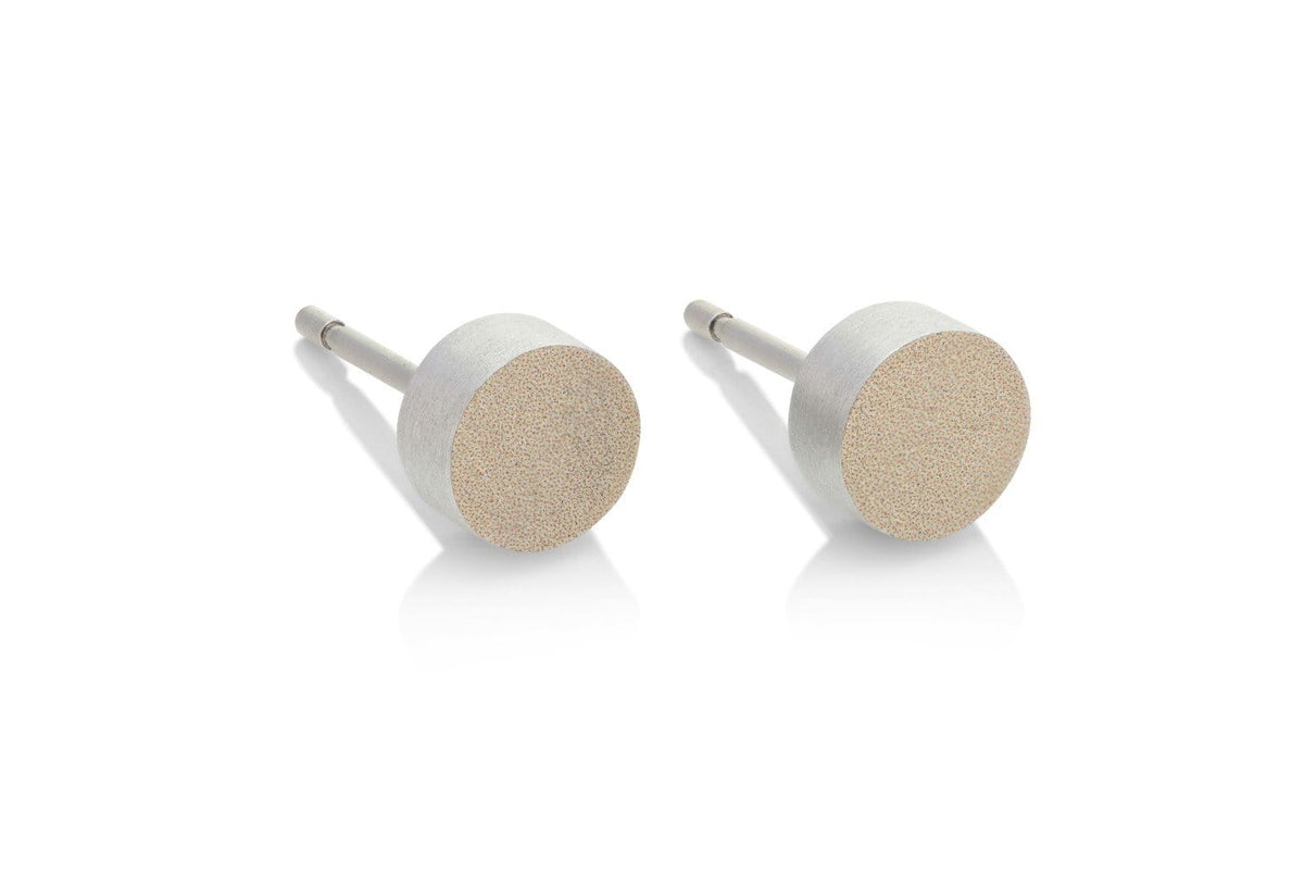 Pendientes de botón redondos color dorado con acabado mate.
