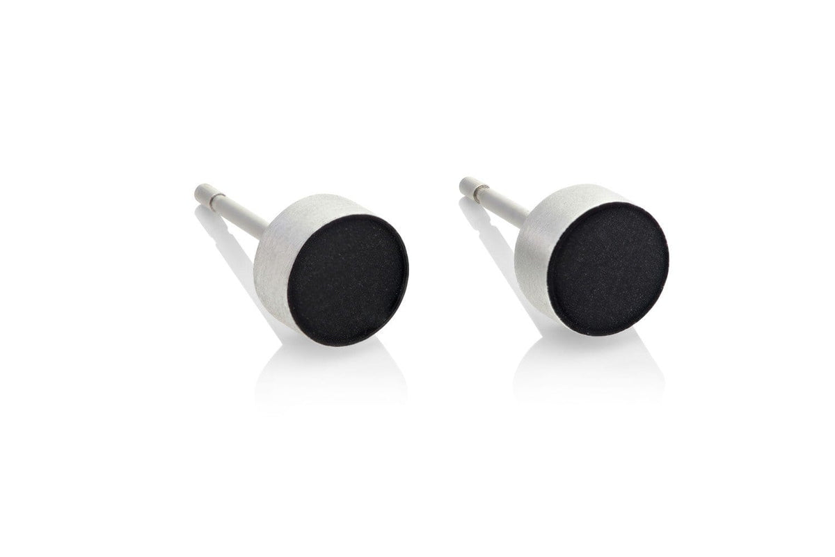 Pendientes de primera puesta redondos en negro con base plateada.