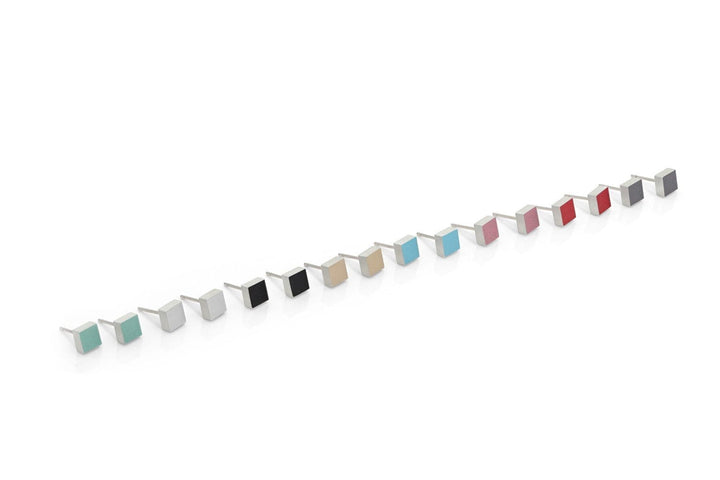 Een rij Oorsteker Klein vierkant O37 van CLIC Creations wordt tentoongesteld tegen een witte achtergrond, met kleine, kubusvormige objecten in groen, zwart, beige, blauw, roze, rood en grijs. Elk object is hypo-allergeen en handgemaakt om kwaliteit en vakmanschap te garanderen.