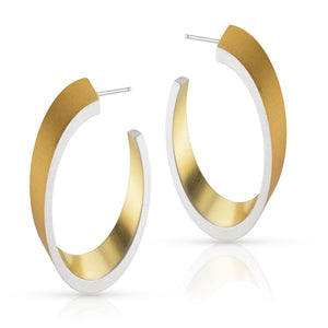 Aros ovalados en bisel con pasador en color dorado y plateado.