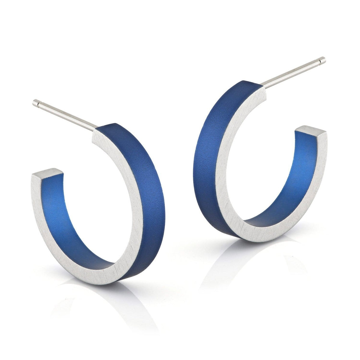 Pendientes de aro azules con acabado plateado, forma circular y diseño moderno.