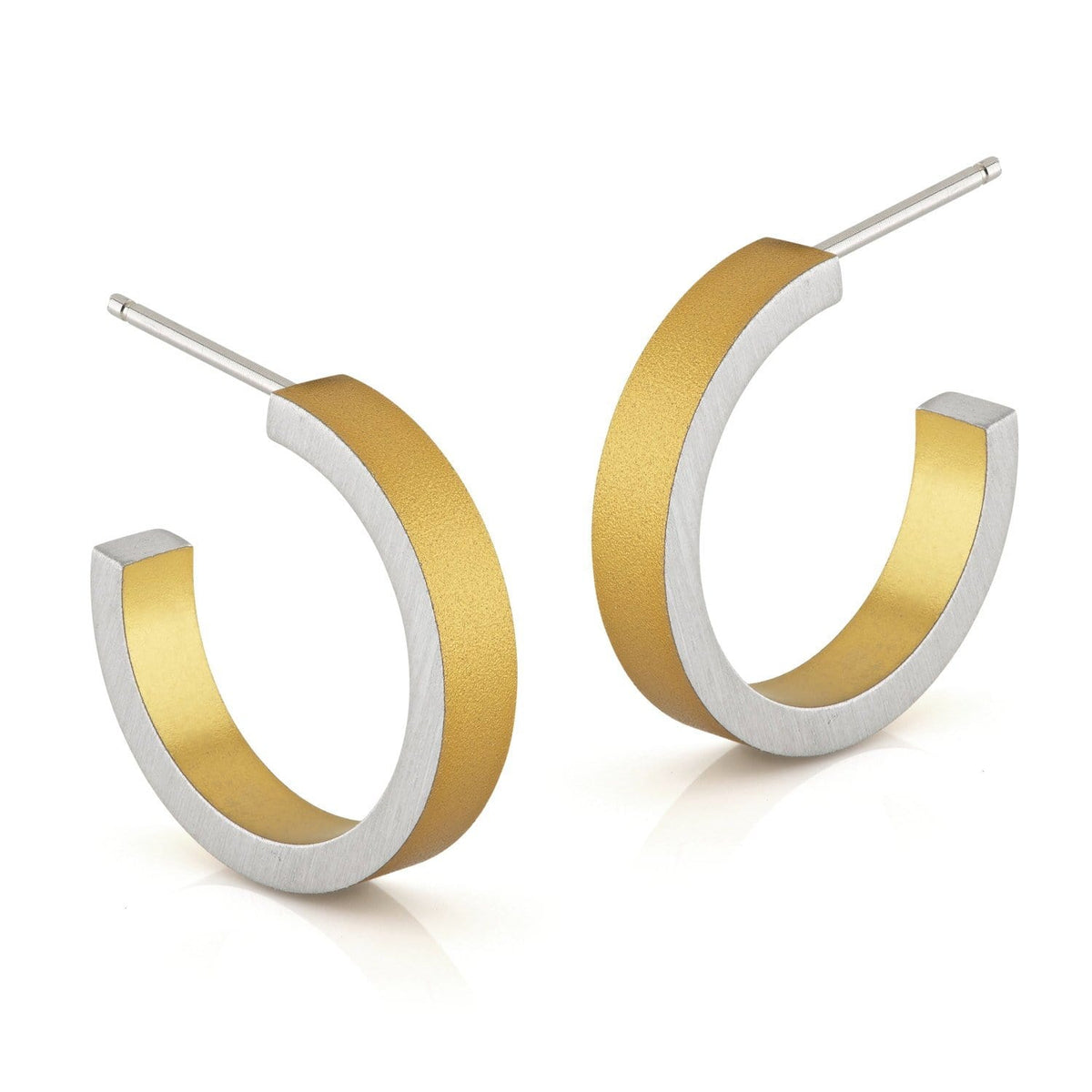 Pendientes de aro dorados con acabado mate y brillante, en forma semicircular.