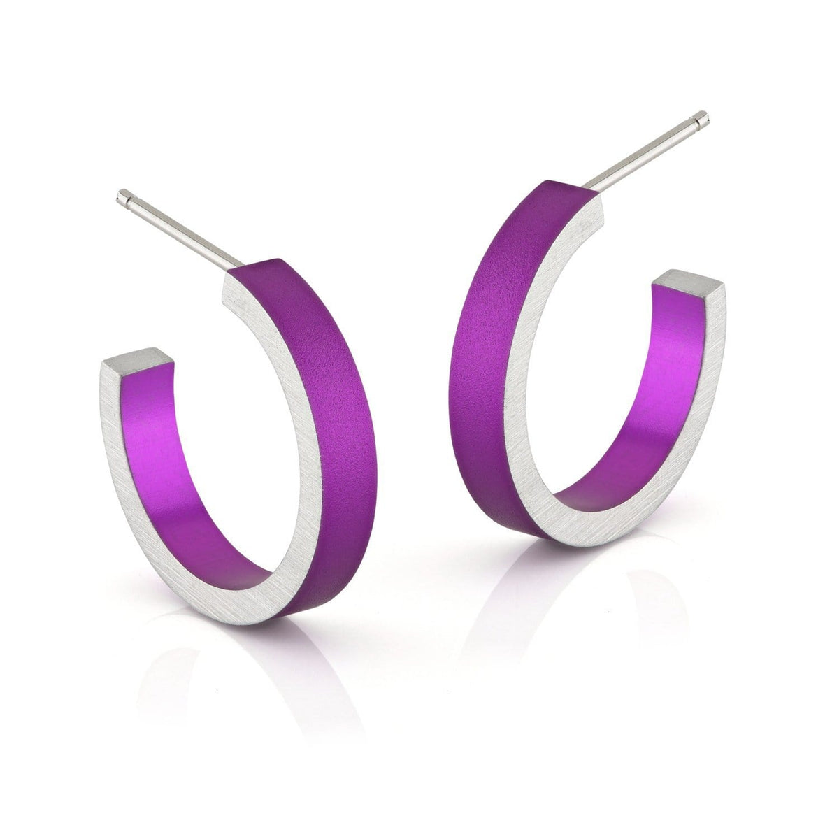 Aros de color púrpura con acabado plateado, en forma de media luna.