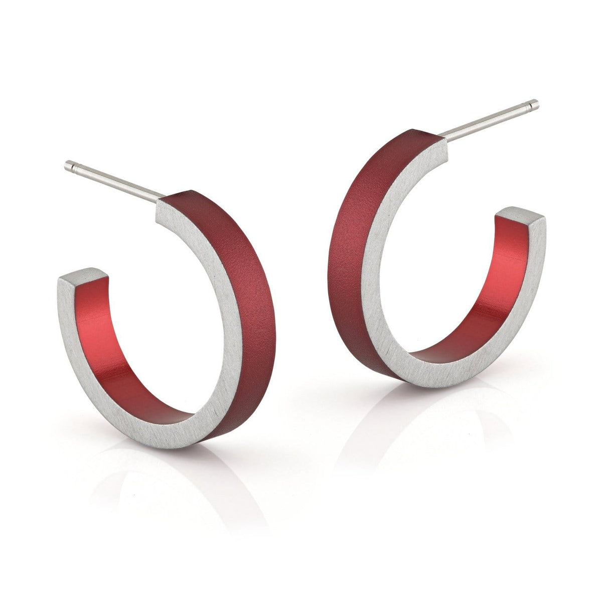 Aros redondos bicolor con acabado plateado y rojo.