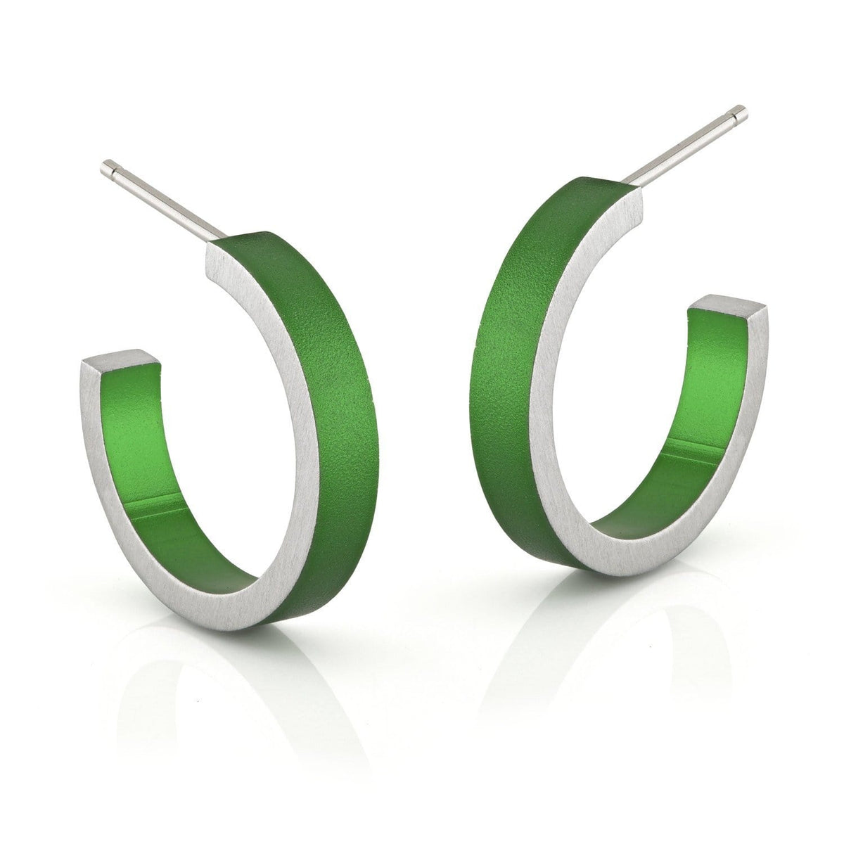 Aros verdes con acabado plateado, de forma circular y diseño moderno.