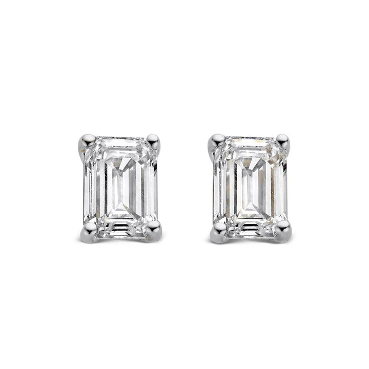 De Oorstekers Nora 1,00 crt. witgoud van Aurore Jewelry zijn elegante smaragd diamanten oorstekers in een klassieke vierpotige zetting, prachtig gepresenteerd op een witte achtergrond.