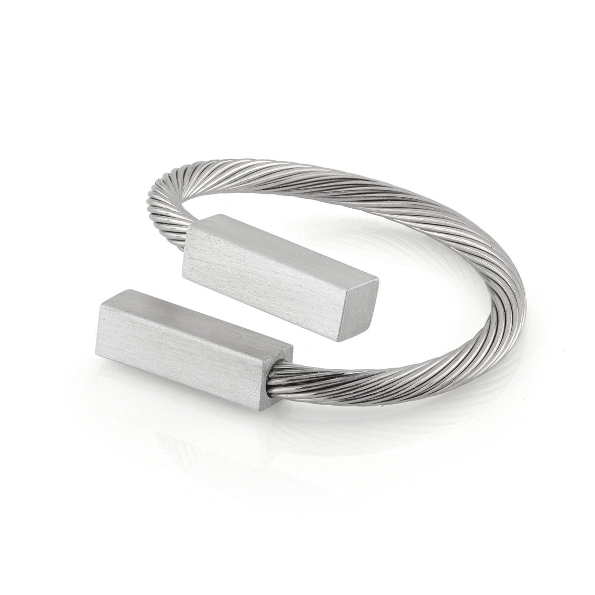 Anillo de acero inoxidable con diseño de barra mate y forma abierta.