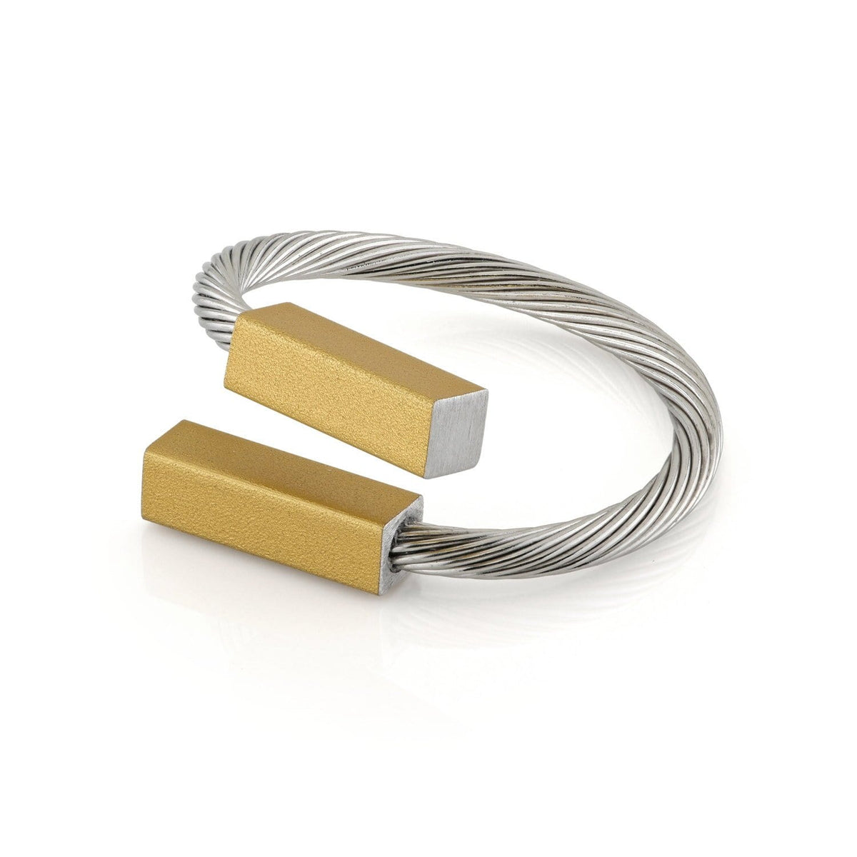 Anillo de alambre con extremos en color dorado y forma rectangular.