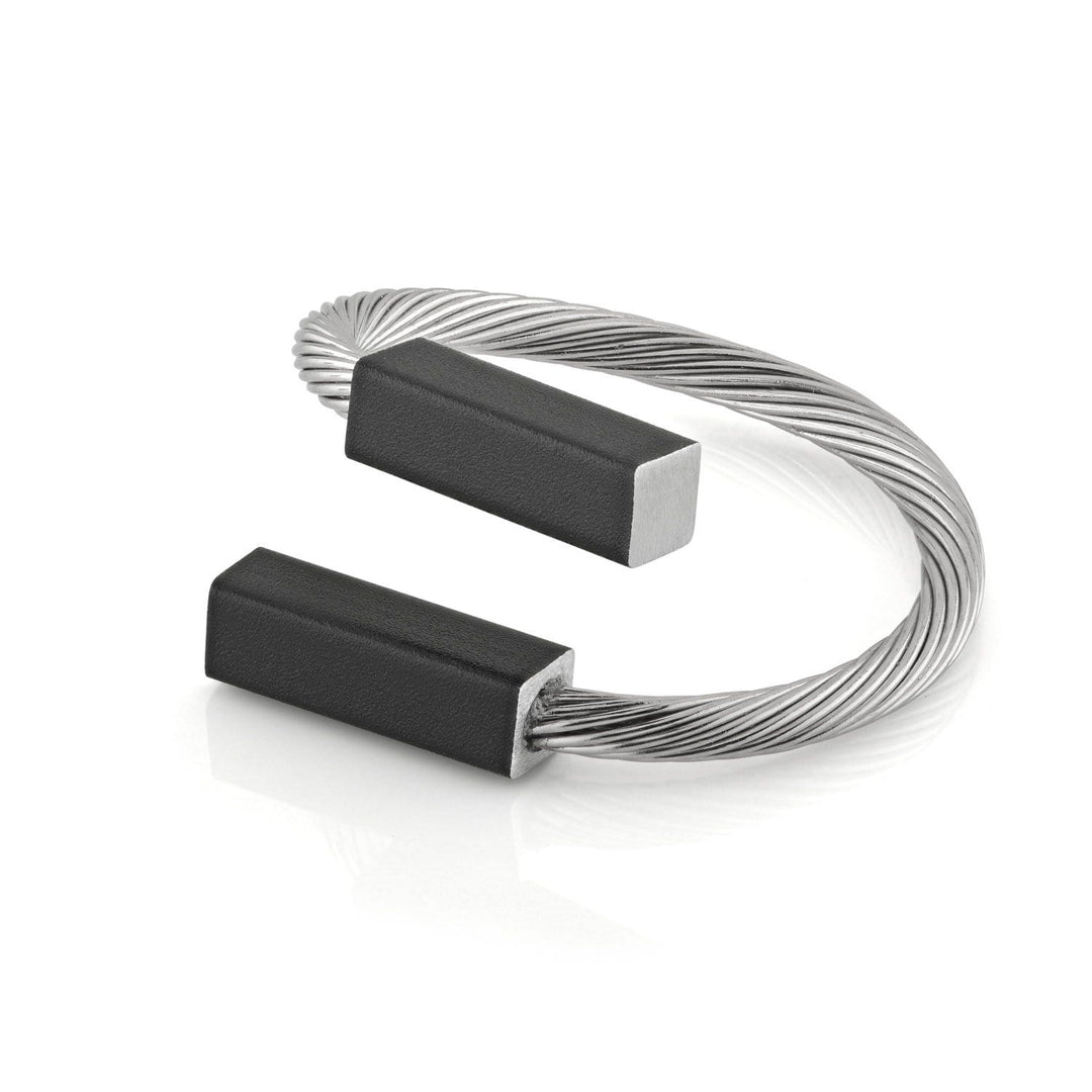 De Ring Staafjes Zwart R10Z van CLIC Creations is een minimalistische zilveren gedraaide draadarmband met vierkante zwarte uiteinden, gemaakt van chirurgisch edelstaal. Het unieke, veelzijdige ontwerp zorgt voor een tijdloos accessoire dat past bij de meeste maten.