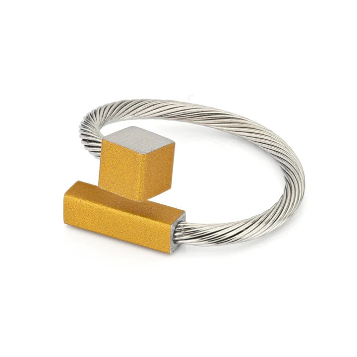 Anillo de alambre con detalles en forma de barra y cubo en color amarillo.