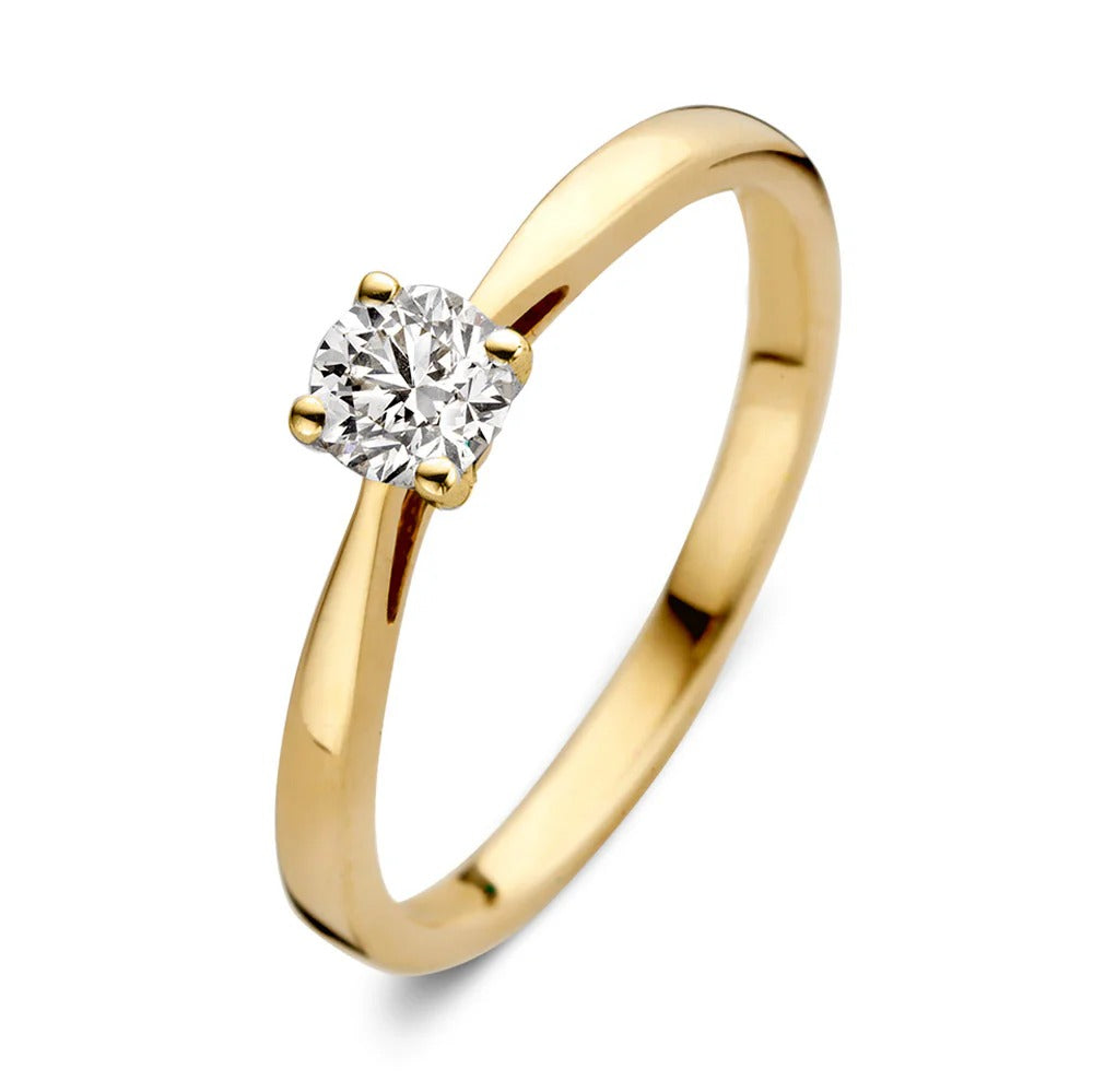 Anillo de oro amarillo con un diamante central de 0,30 quilates.