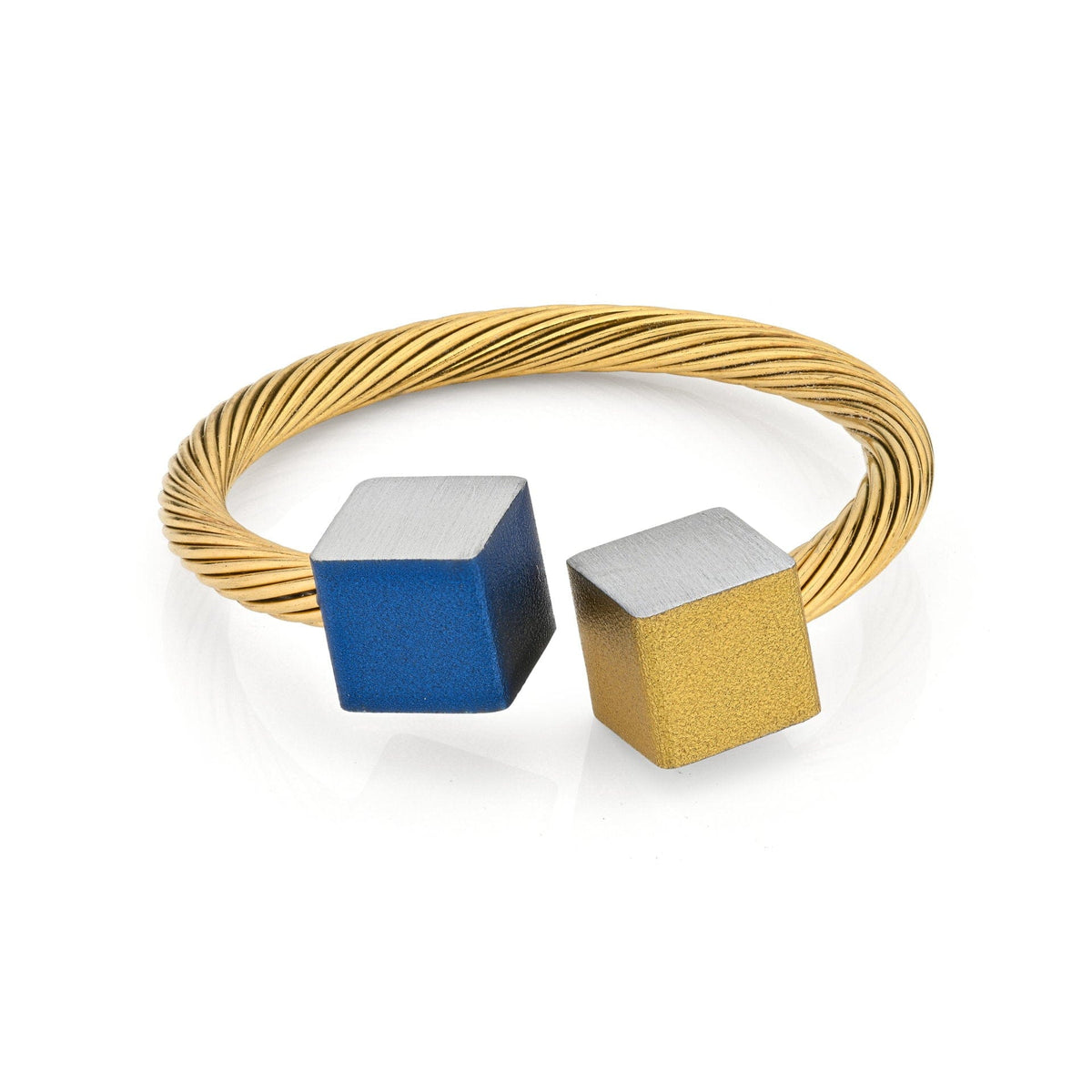 Anillo dorado con cubos azules y dorados, con banda trenzada.