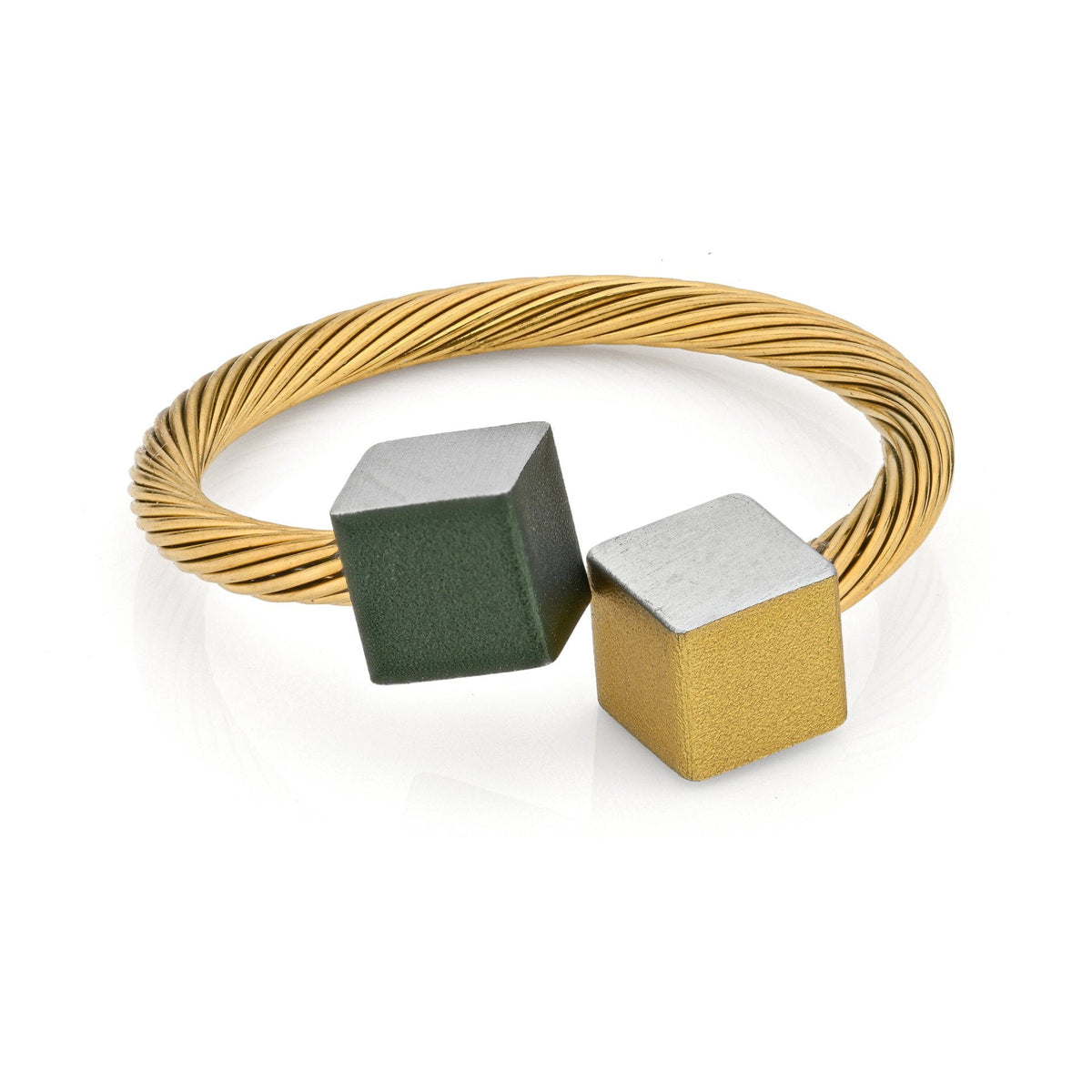 Anillo dorado con cubos verdes y dorados, con diseño de hilo trenzado.