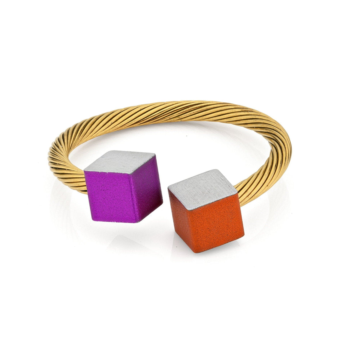 Anillo dorado con cubos naranjas y morados en los extremos.