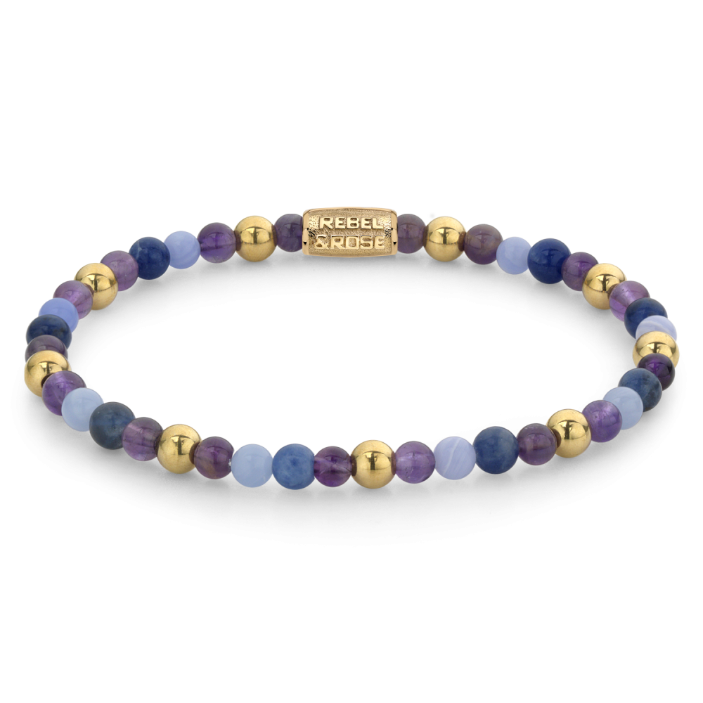 De Rebel & Rose zijn viooltjes blauw? - 18 kt geelgouden geïoniseerde 4mm kralen armband dames heeft afwisselend gouden en paarsblauwe kralen met een rechthoekige gouden sluiting gegraveerd met Rebel & Rose.