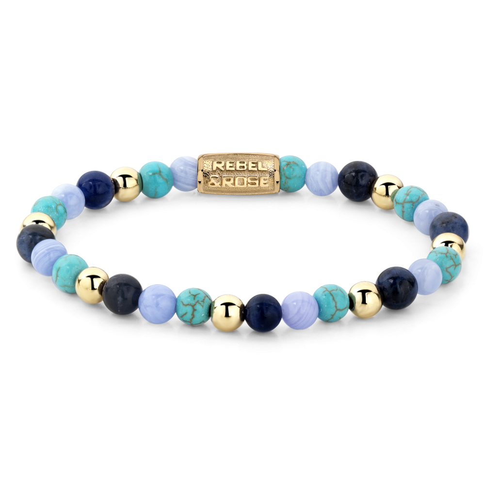 Pulsera de cuentas de 6 mm en tonos azules y dorados, con detalles de piedras y un logo dorado.