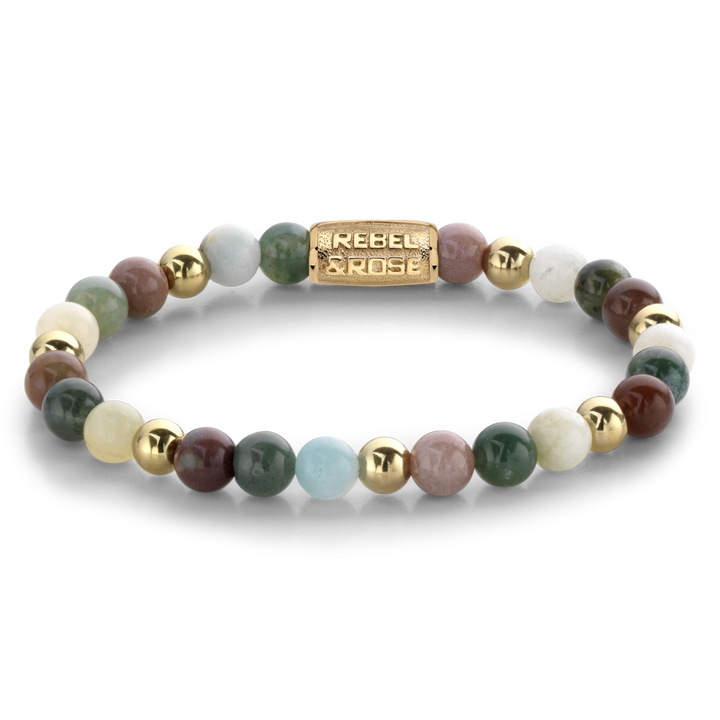 De Spring Shine - 18 kt geelgouden geïoniseerde 6mm kralenarmband van Rebel & Rose heeft veelkleurige Indiase agaat stenen, goudkleurige kralen en een rechthoekig gouden accent gegraveerd met de merknaam.