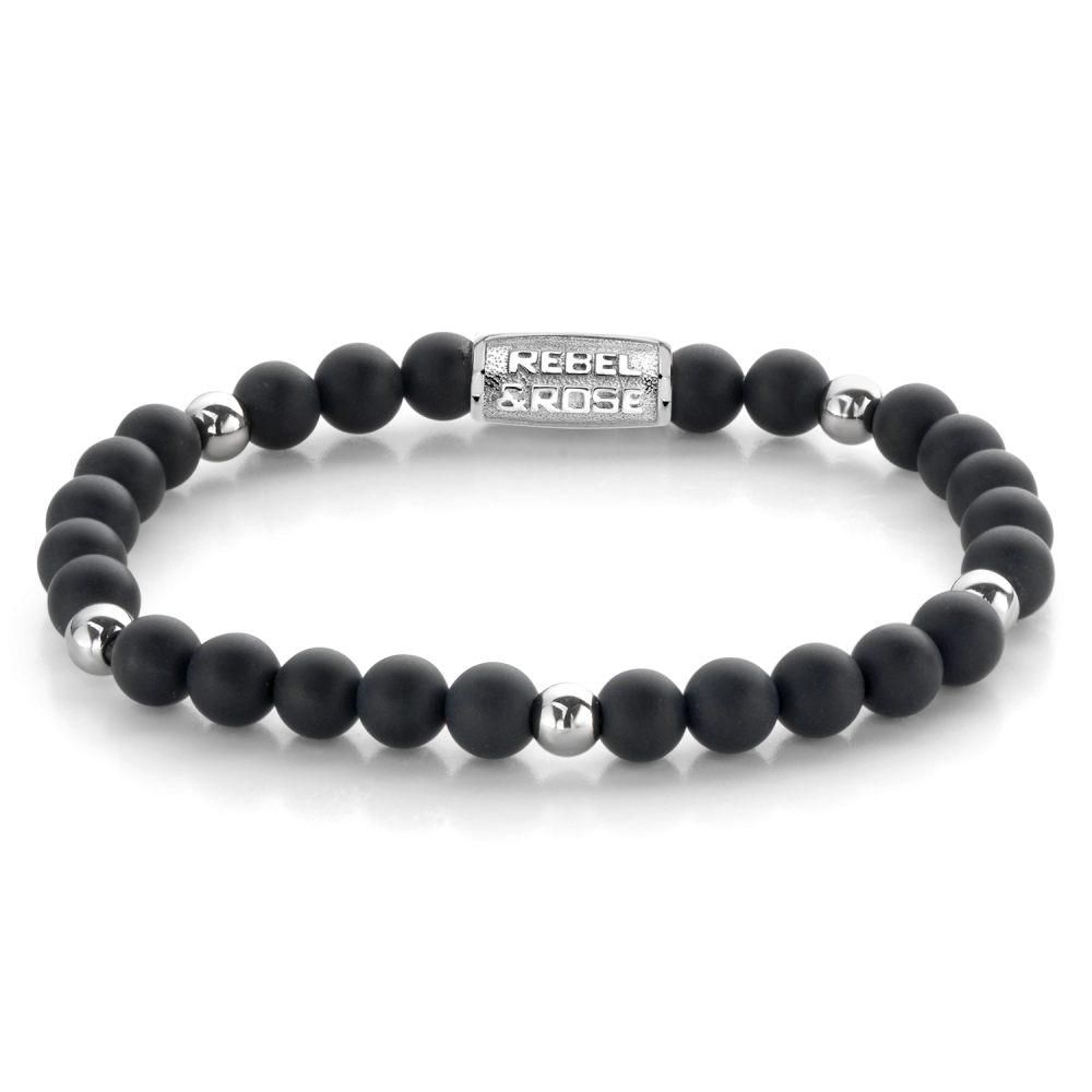 Pulsera de cuentas negras mate de 6 mm con detalles plateados y cierre de metal.