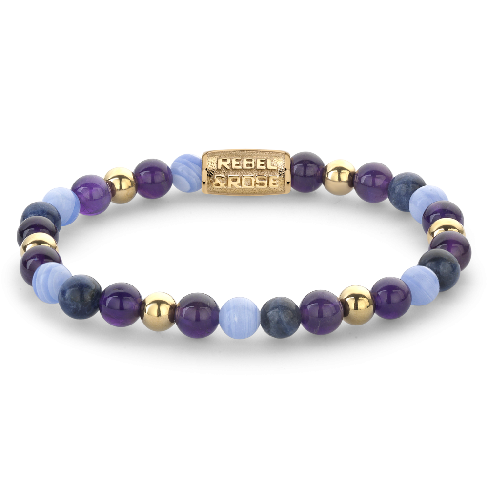 Pulsera de cuentas con perlas en tonos azul y morado, detalles en oro amarillo ionizado y cierre rectangular.