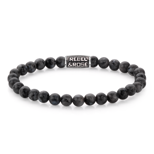 Heren kralenarmband van 6 mm met zwarte stenen en een zilverkleurig logo.