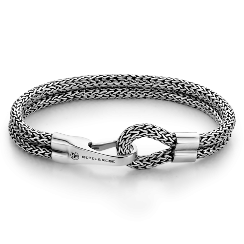Pulsera de acero inoxidable con diseño trenzado y cierre de doble gancho.