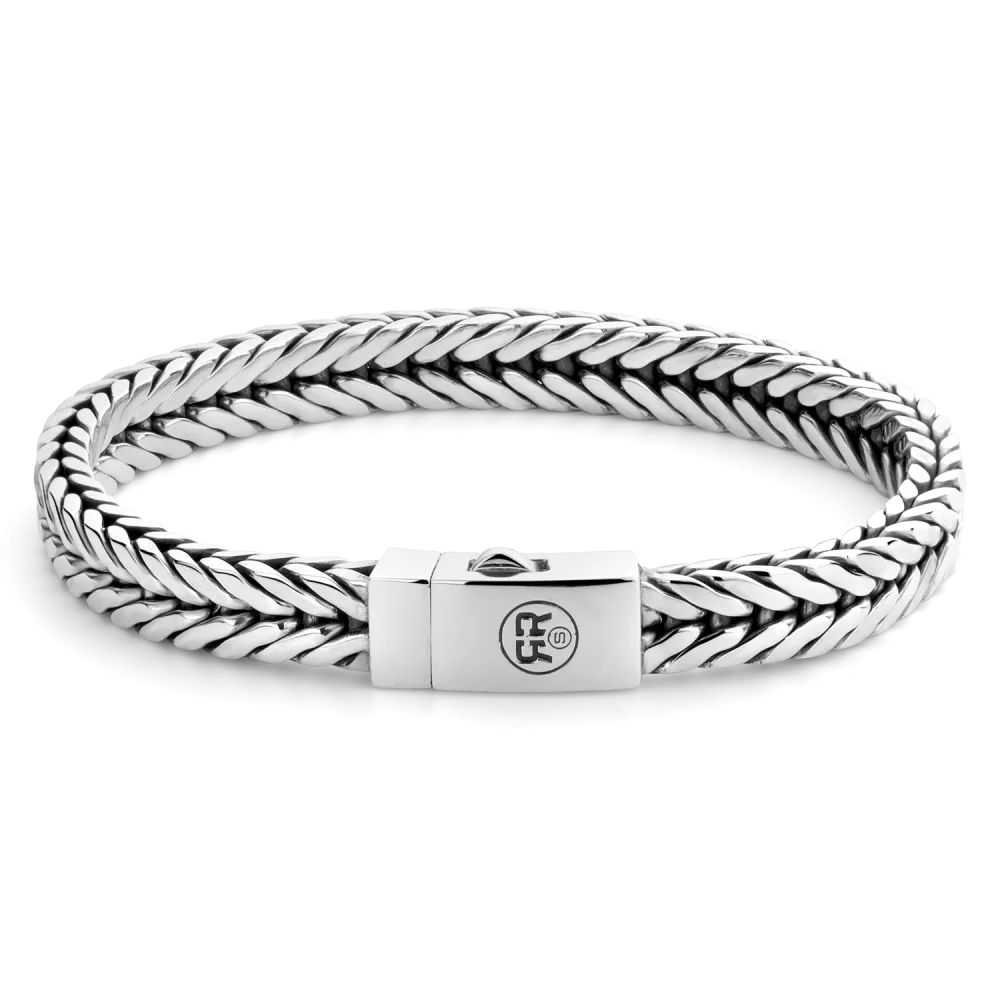 Pulsera de plata 925 con diseño de cadena bizantina y cierre rectangular.