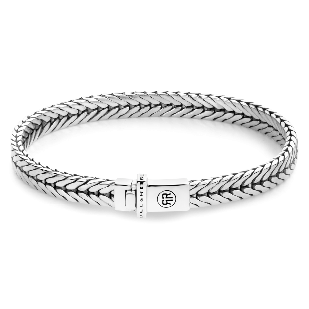 Pulsera de plata de ley 925 con diseño trenzado y cierre de hebilla.