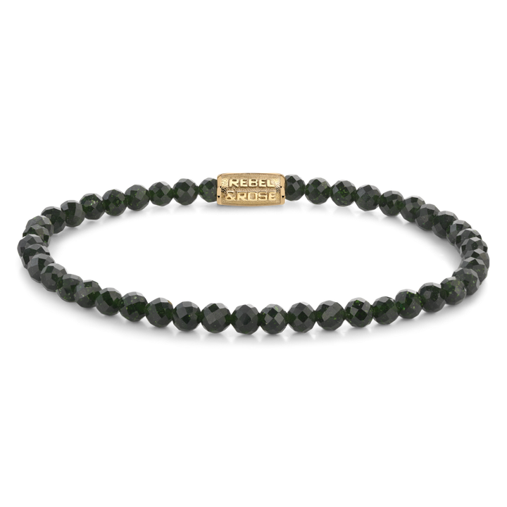 De Green Glam Rocks Gold - 4mm Kralen Armband Dames van Rebel & Rose heeft kleine facetgeslepen donkergroene kralen en een goudkleurig rechthoekig middenstuk gegraveerd met het merk - perfect om elegante stijl aan je look toe te voegen.