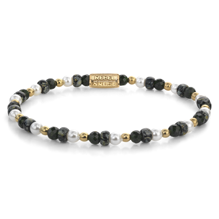 De Green Glam Rocks Party - 4 mm kralenarmband van Rebel & Rose heeft kralen in afwisselende kleuren, een plating van 18kt iongoud en een rechthoekige gouden bedel met de tekst REBEL & ROSE erop gegraveerd, ideaal voor liefhebbers van kleurrijke sieraden.