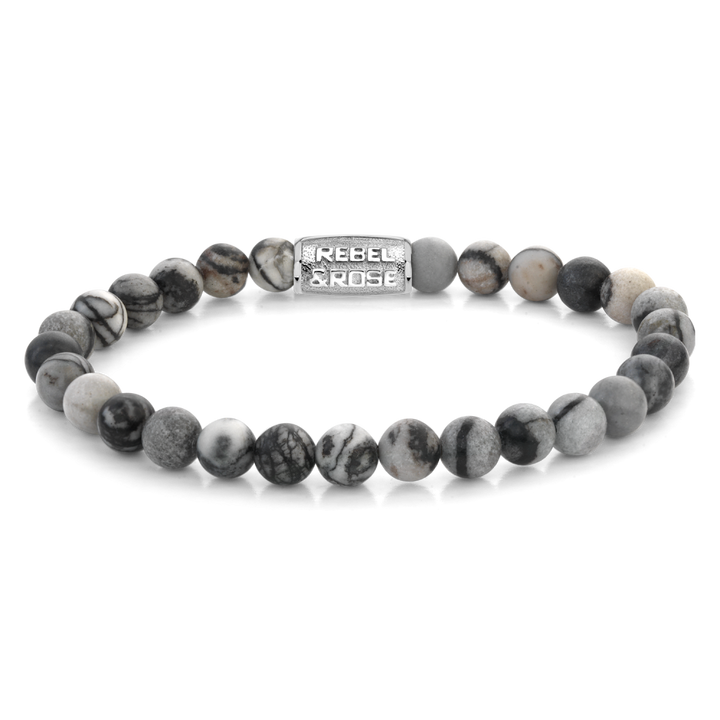 De Rebel & Rose Black Wolf - 6mm heren kralen armband heeft ronde zwarte en grijze agaat kralen en een rechthoekige zilveren sluiting, stijlvol gepresenteerd op een witte achtergrond.